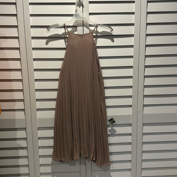 Alythea BWT pleated lined sleeveless dress with belt. - Picture 5 of 9